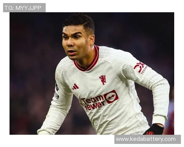 足球明星眼神中的恐惧与决心揭示了他们在赛场上的无畏精神与竞争本能